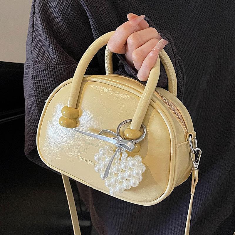 Korean version of the hot-selling cream style portable bowling bag, girls' fashion and advanced sense, foreign style versatile simple messenger bag