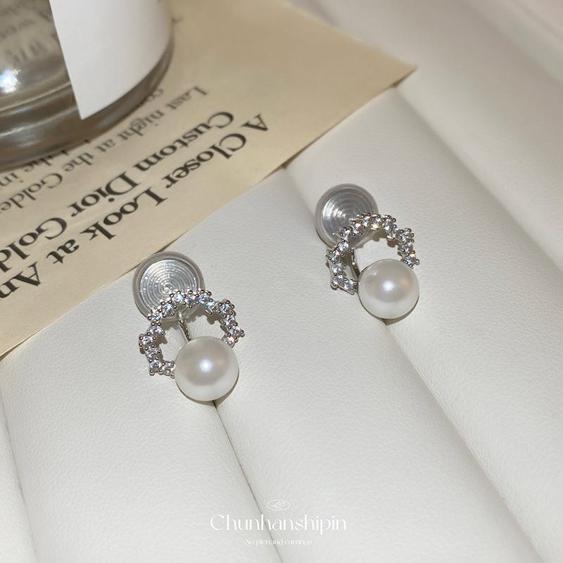 Light Luxury Hollow Pearl Ear Clips, Women's No Holes, Exquisite Zircon Stud Earrings, High-grade Mosquito Coil Disc Earrings, No Earholes.
