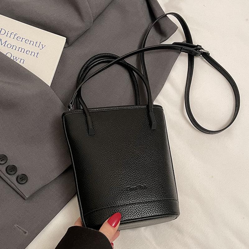 This year's popular niche simple dopamine lychee pattern portable bucket bag women's versatile casual messenger mobile phone bag