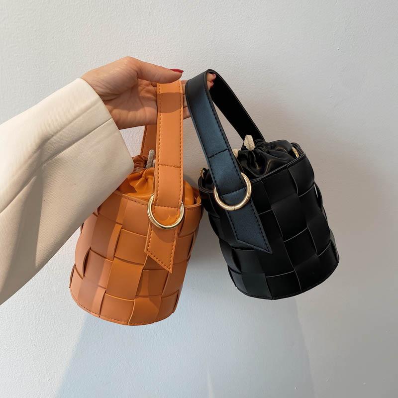 

2023Новая популярная тканая сумка-ведро Женская сумка Корейский стильИнтернет-знаменитости Модная стильная портативная сумка через плечо