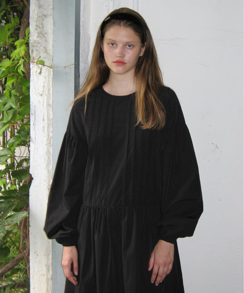 Sinun Tuck Shirring Dress (Black)