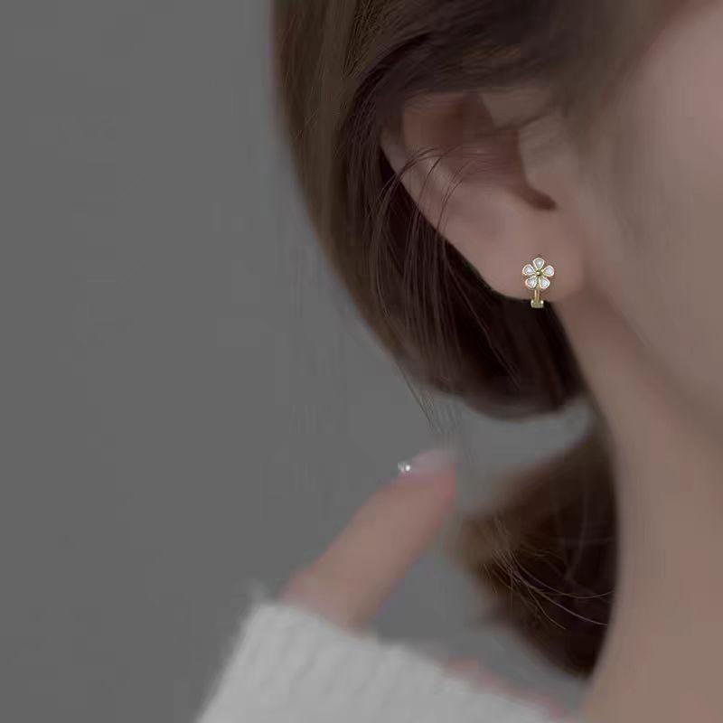 Boucles d'oreilles Daisy d'été pour femmes - Nouveau style polyvalent 2025, simple et élégant pour les déplacements