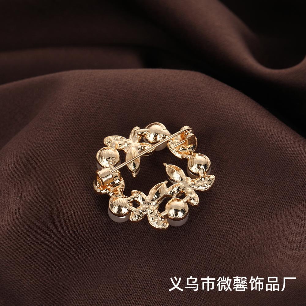 High-end Butterfly Love Brooch, Micro-inlaid Zircon Brooch, European and American Temperament Pearl Pin Clothing Accessories
