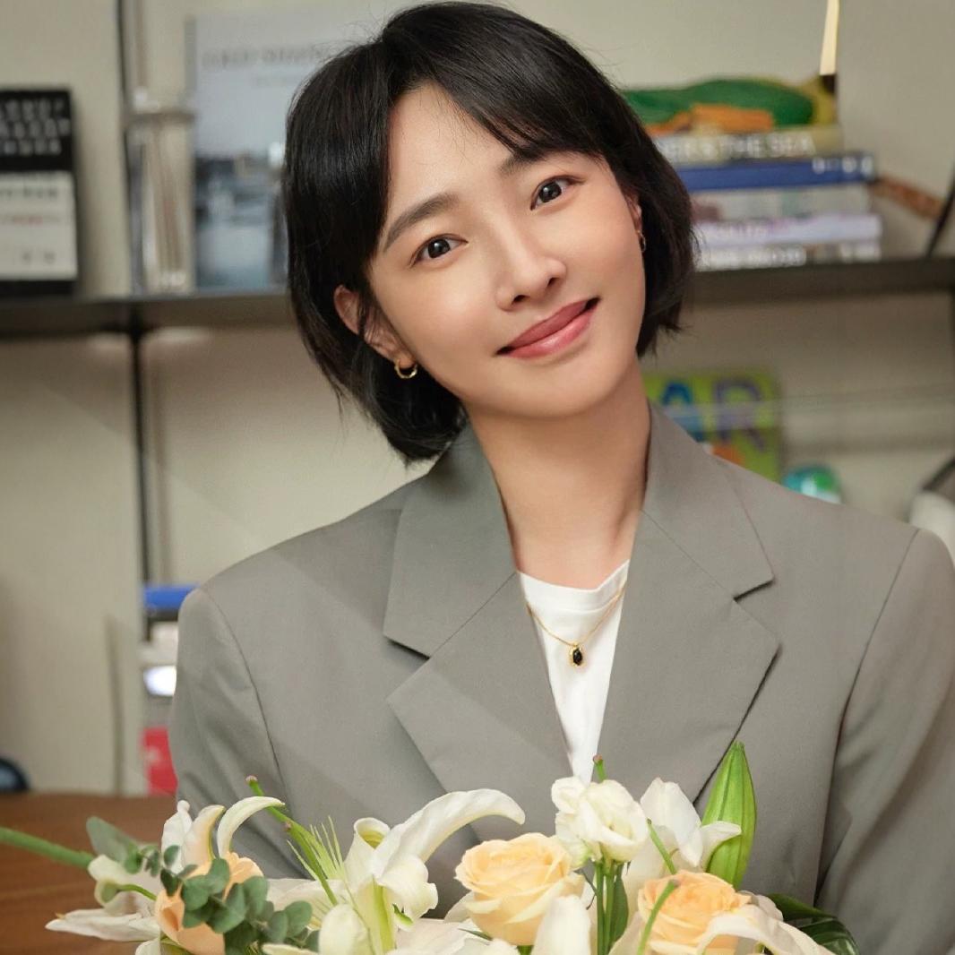 

Luxury Gold & Black Agate Pendant Necklace - Bai Baihe Style Layered Accessory