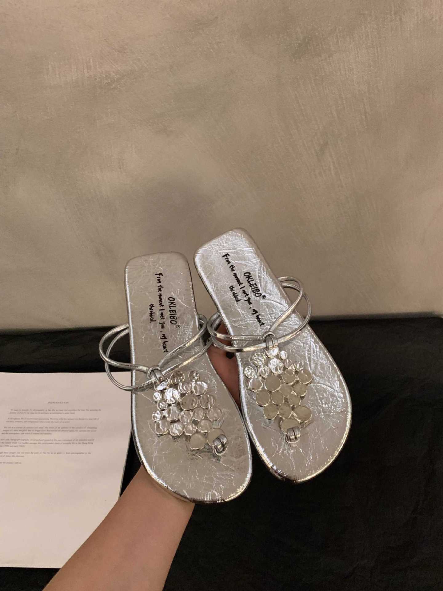

Design sense toe slippers female summer 2025 new Korean version cool slippers fairy style flat-bottomed holiday beach shoes outer wear 40 серебряный