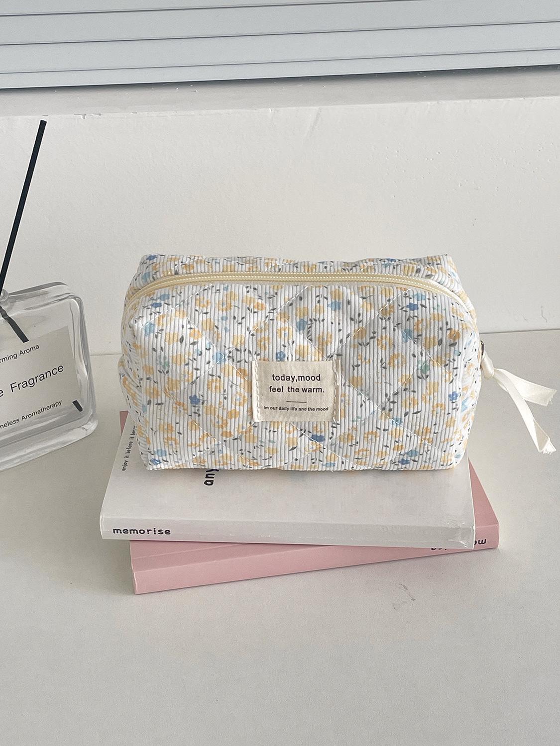 

Международная косметичка из желтого вельвета с цветочным принтом - Свежий весенний дизайн, Идеально подходит для путешествий и организации туалетных принадлежностей для девочек.