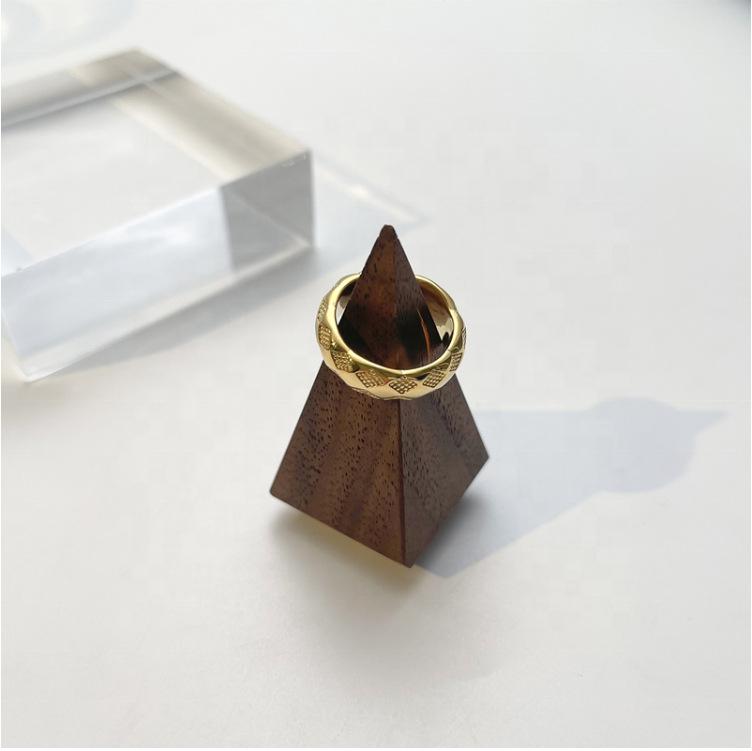 

Кольцо Xiaoxiang с ромбом и клетчатым узором для женщин, титановое стальное позолоченное кольцо с ЧПУ для пар, чтобы надевать друг на друга No. 8