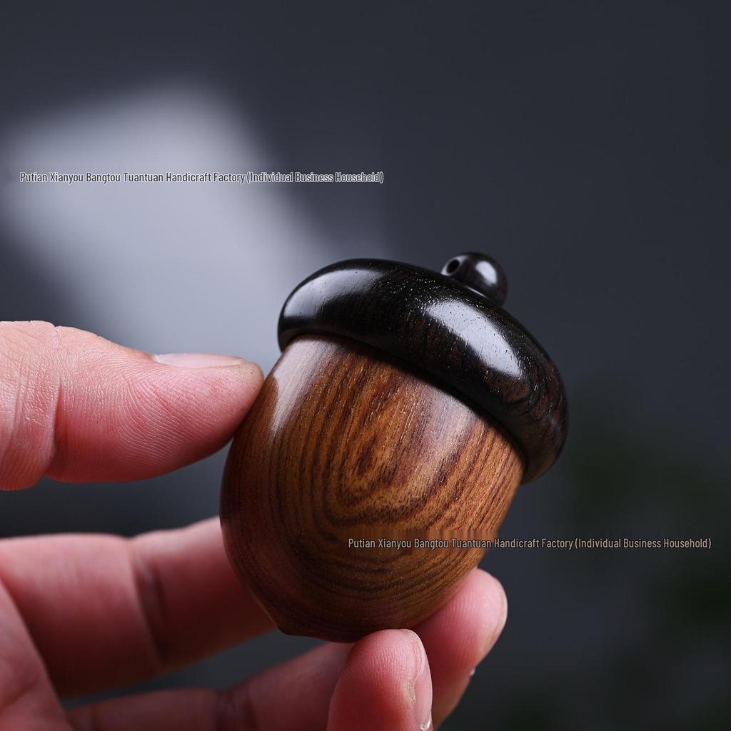 Přívěsek klíčenka Žalud a šiška z červeného santalového dřeva s otevíratelnou lahvičkou na přání