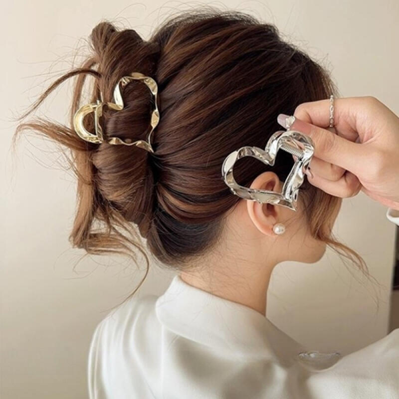 

Marik Heart Metal Y2K Hair Clip gold