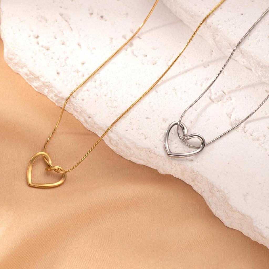 Trendy European & American Peach Heart Necklace - Chic Design for Stylish Women & Students