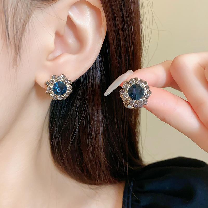 A Diamond-Encrusted Floral Necklace Paired With A Stylish Retro Clavicle Chain Is Suitable For Everyday Wear, Parties, And Various Other Occasions.