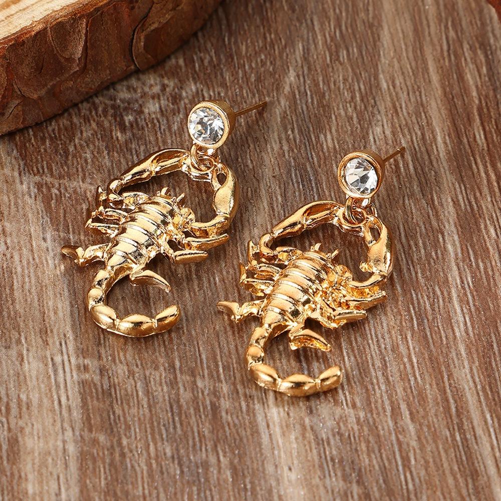 

Новые серьги-гвоздики на Хэллоуин, модные серьги-подвески в виде скорпиона со стразами, аксессуары для ушей из сплава золотой