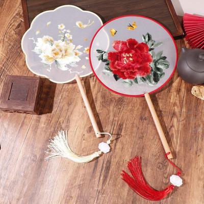 Chinesischer doppelseitig bestickter runder Fächer für Hanfu- oder Qipao-Tanzaufführungen