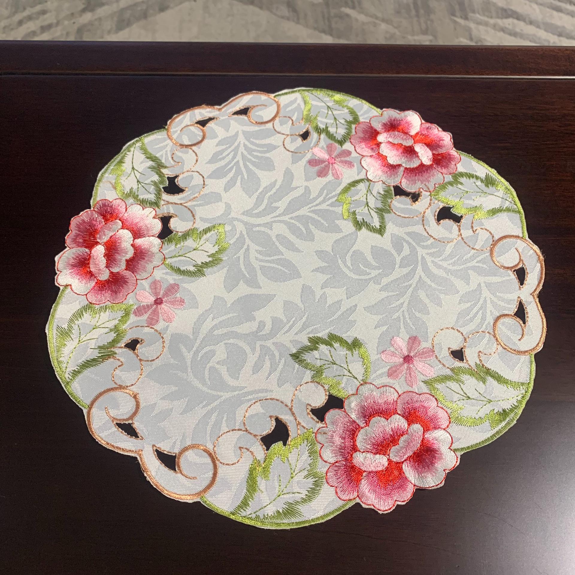 

Вишиті поліестерові серветки в європейському стилі - Декоративні круглі підставки з порожнистим дизайном для обіднього столу 15cm round