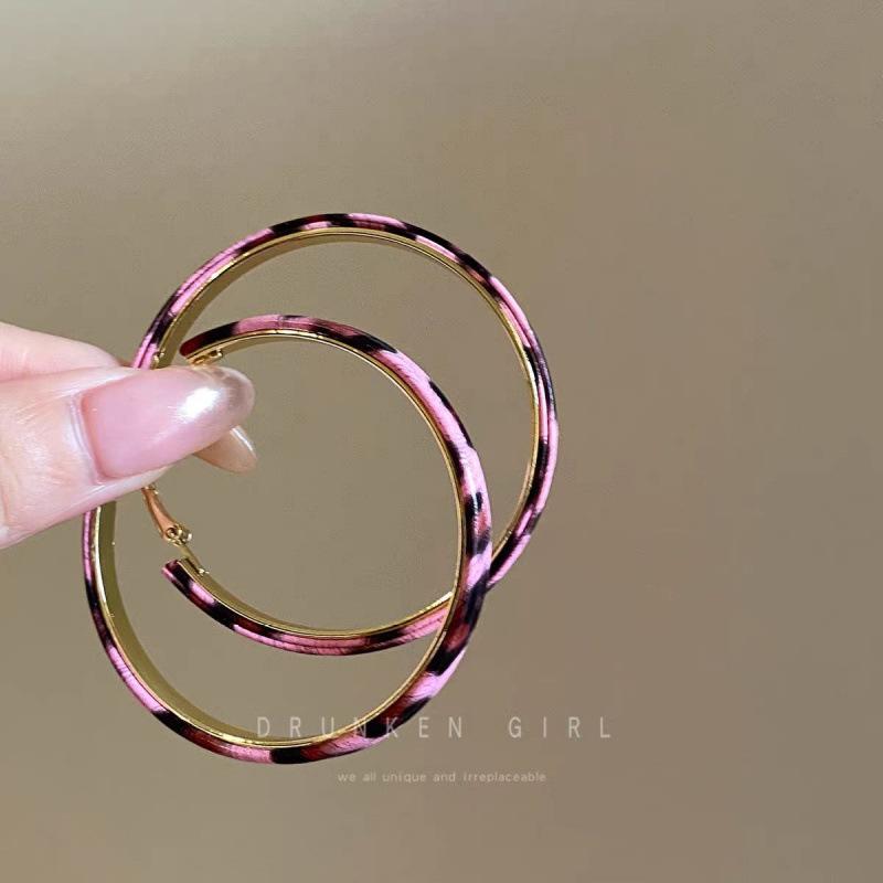 

Niche design fashion personality pink leopard print hoop earrings for women retro temperament Maillard high-end earrings 925 silver needle
