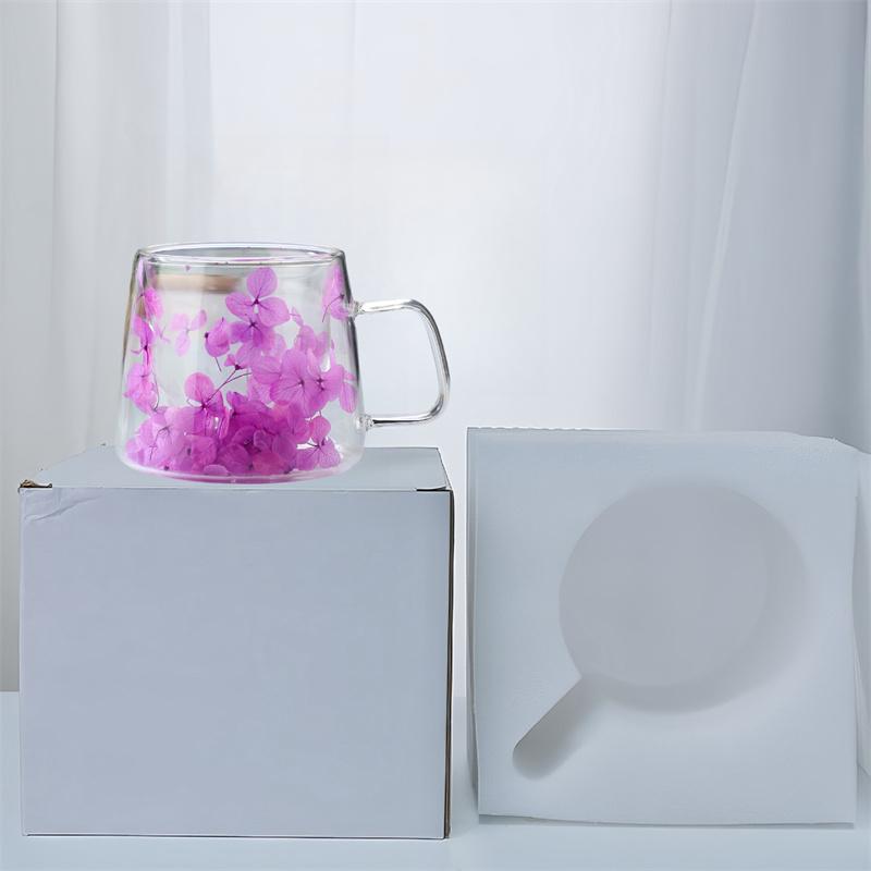 Bunte Trockenblumen-Glasbecher - Dekorative transparente Kaffee-/Teetasse mit eingebetteten floralen Elementen