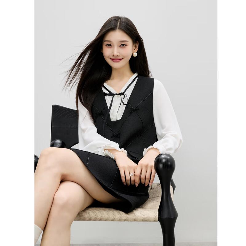 

Платье с V-образным вырезом, бантом и бисером S