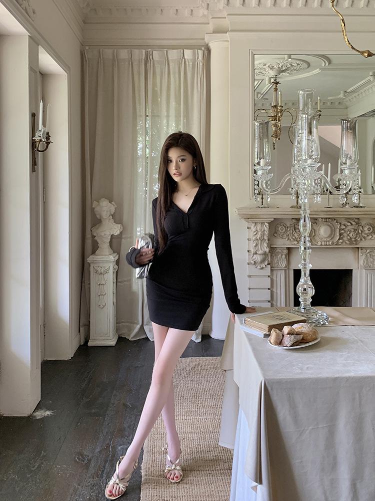 2026 Autumn/Winter V-Neck Slimming Long-Sleeve Dress: Feminine Hip-Hugging Short Skirt