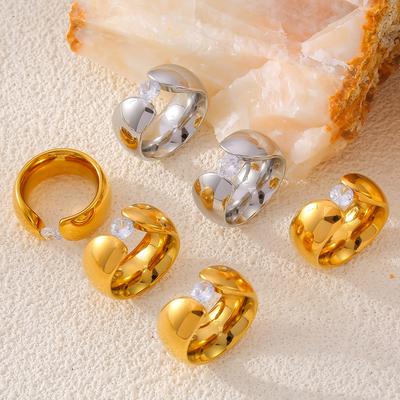 Anello liscio con clip a bordo largo in zircone, design retrò in acciaio al titanio placcato in oro 18 carati