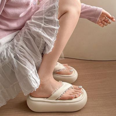 Beliebte Internet-Berühmtheiten weiße dicke Sohle erhöhende Flip-Flops Damen Sommerbekleidung 2025 neue High-End französische Sandalen