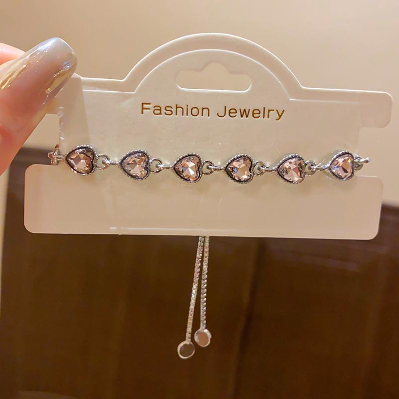 

Korean-Style Cubic Zirconia Heart Bracelet: Elegant, Luxurious, and Fashionable Jewelry for Women.