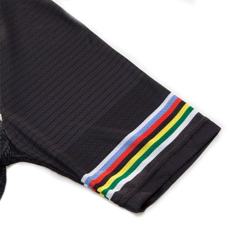 Anti-Schweiß-Kurzes Radtrikot Schwarze Trägerhose Fahrradbekleidungsset Sporttrikots Bunte Streifen Schwarze Herren Radsportbekleidung Anzüge