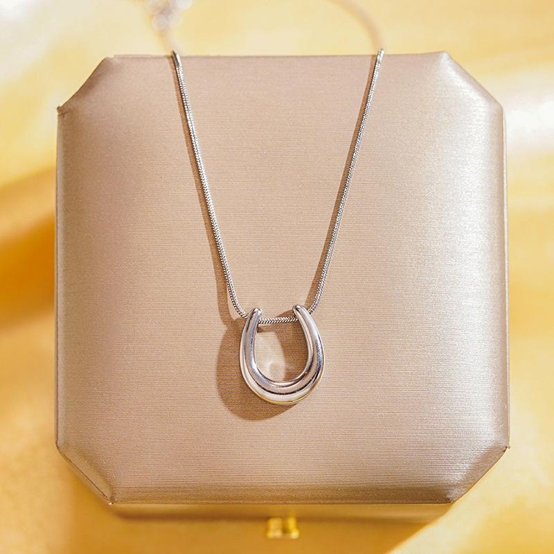 Hollow Horseshoe Snake Bone Chain Choker Light Luxury Hypoallergenic Womens Necklace Elegant Versatile
