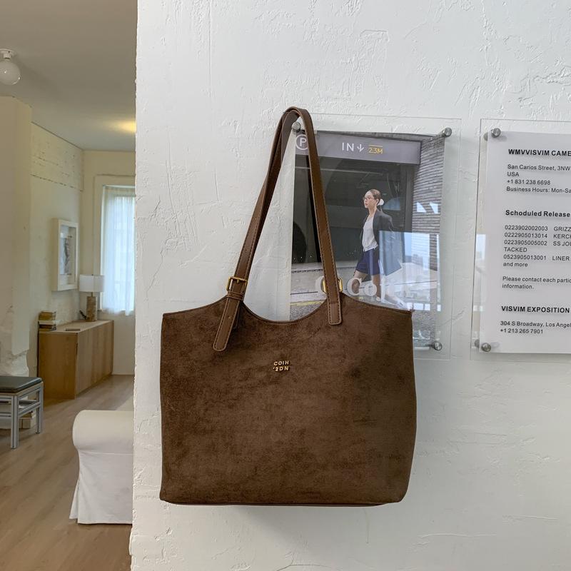 

Niche design bag women s autumn and winter new trendy retro versatile shoulder bag large capacity tote bag