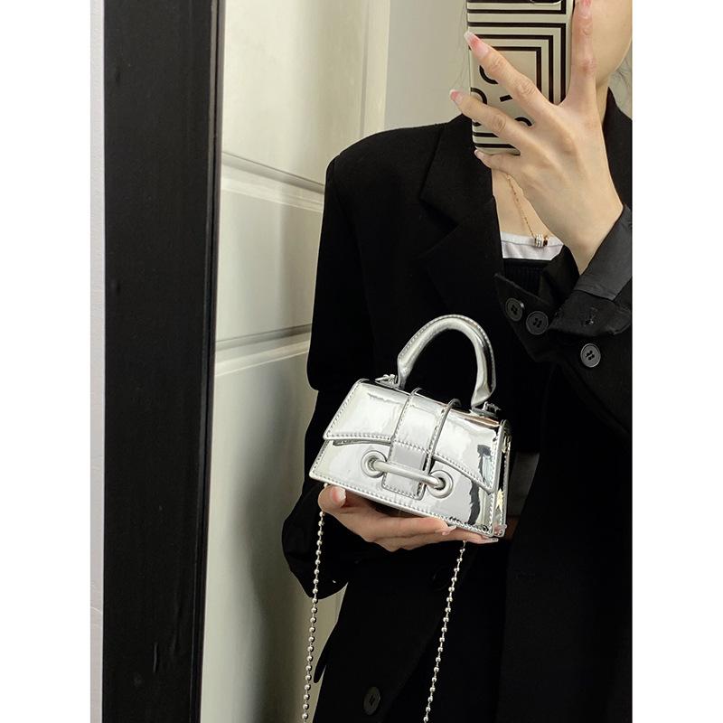 

Женская сумка 2024 года, летняя лакированная кожа, глянцевая, портативная, квадратная, модная, мини, женская, сумка-мессенджер, красный конверт серебряный