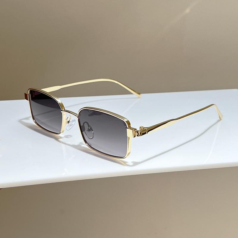 New high-end street photography, sun eyes, men's metal square sunglasses, European and American ins glasses, sunshade retro sunglasses.