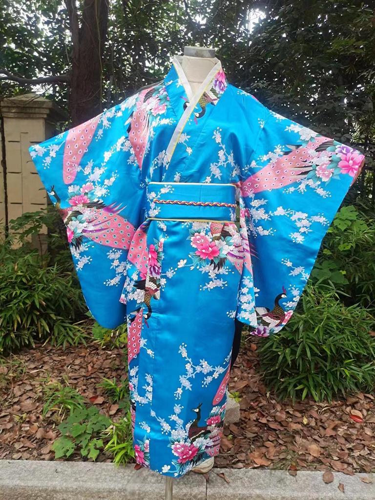 Dámske tradičné japonské kimono na cosplay, fotografovanie a javiskové vystúpenie