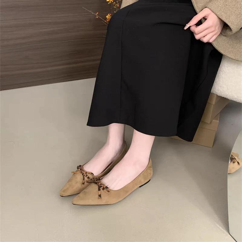 Módní dámské ploché boty 2025 jaro nové leopardí špičaté mělké semišové s motýlkovou mašlí měkká podrážka protiskluzové boty odolné proti opotřebení