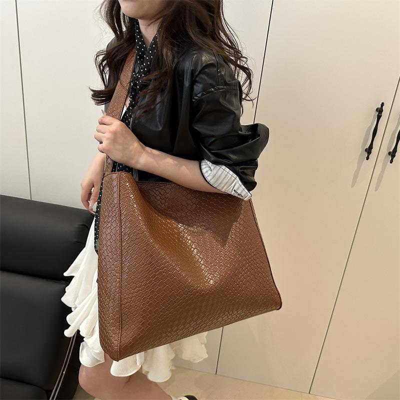 Fashion Trend Solid Color Woven Pattern Tote Bag Casual Versatile Large Capacity Simple Shoulder Armpit Bag Crossbody