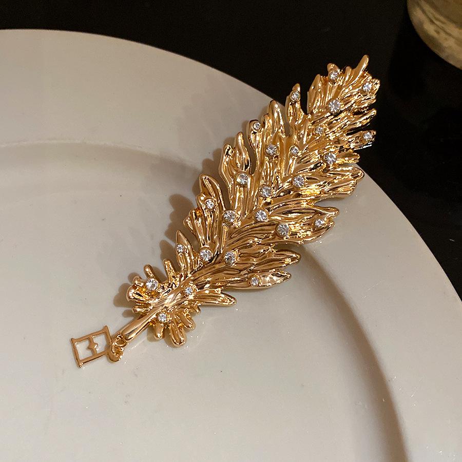 Retro Feather Brooch Women Sparkling Diamond Leaf Pendant Brooch Luxurious Elegant Fashion Versatile Party Banquet Jewelry Gifts