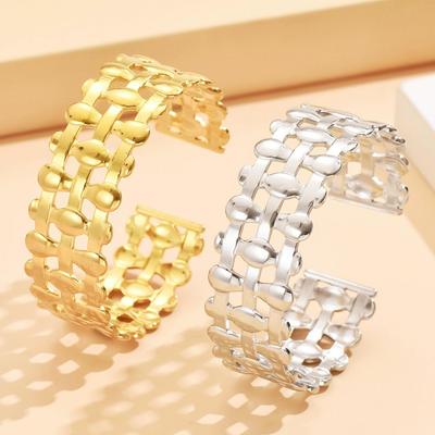 Geometrisches hohles gewebtes Armreif aus Edelstahl für Damen, vakuumbeschichtet mit 18 Karat Gold durch Öldruck