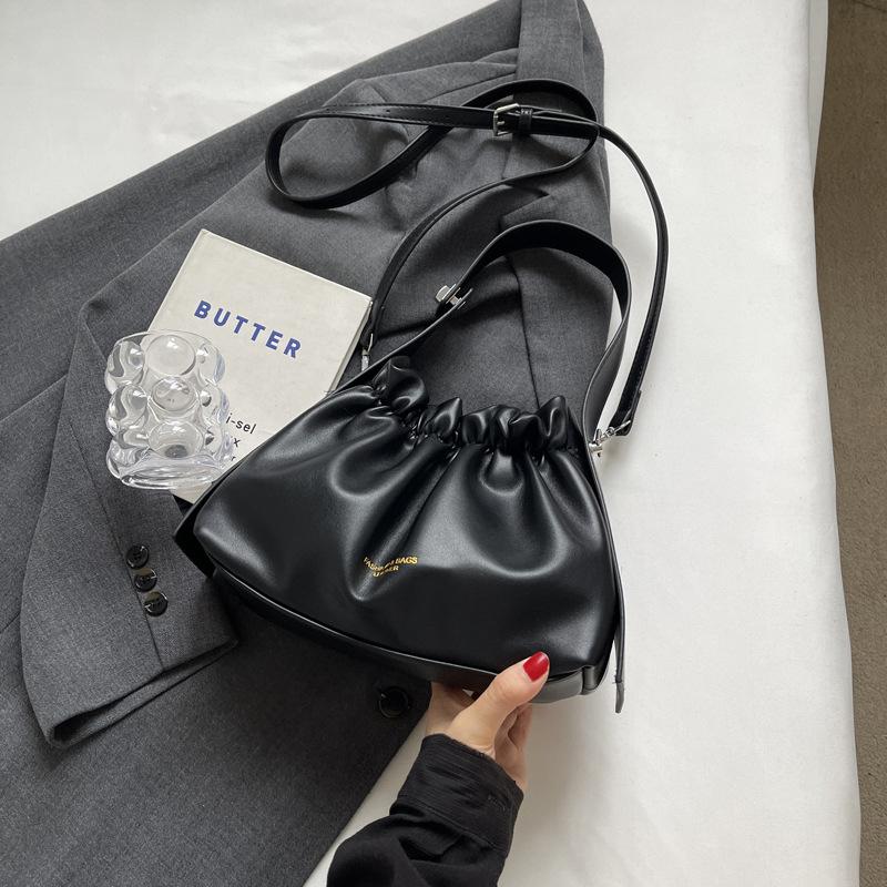 Versatile niche texture cloud drawstring bucket bag women's 2025 new high-end fashion foreign style shoulder messenger bag