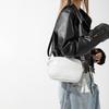 Modische Schwarz-Weiß Damen Umhängetasche mit schicker quadratischer Form und idealer Größe