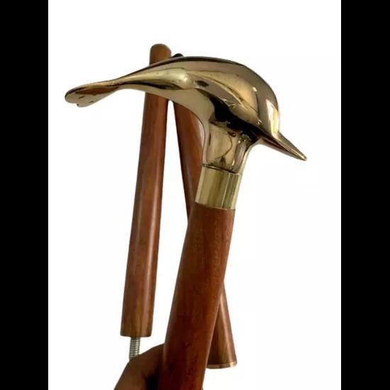 

Морская трость ручной работы в виде дельфина с коричневой деревянной ручкой