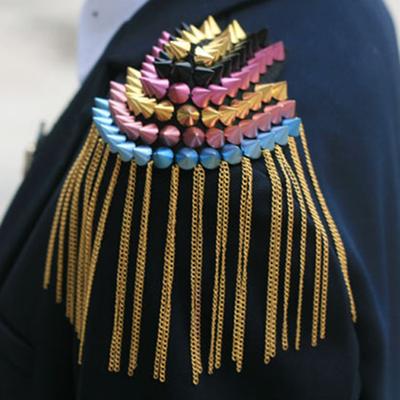 Elegante spilla con lucentezza brillante, leggera, punk