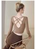 Damen Herbst/Winter Yoga Top mit integriertem BH, Langarm, Ausgeschnittenem Rücken, Trägern und Polstern.