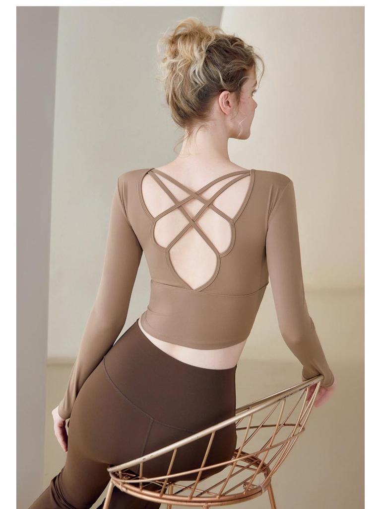Damen Herbst/Winter Yoga Top mit integriertem BH, Langarm, Ausgeschnittenem Rücken, Trägern und Polstern.