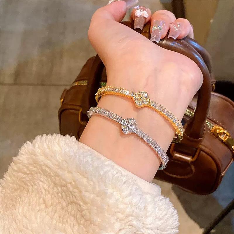 Zircon lucky grass flower bracelet light luxury high sense simple fashion versatile niche design personalized exquisite jewelry