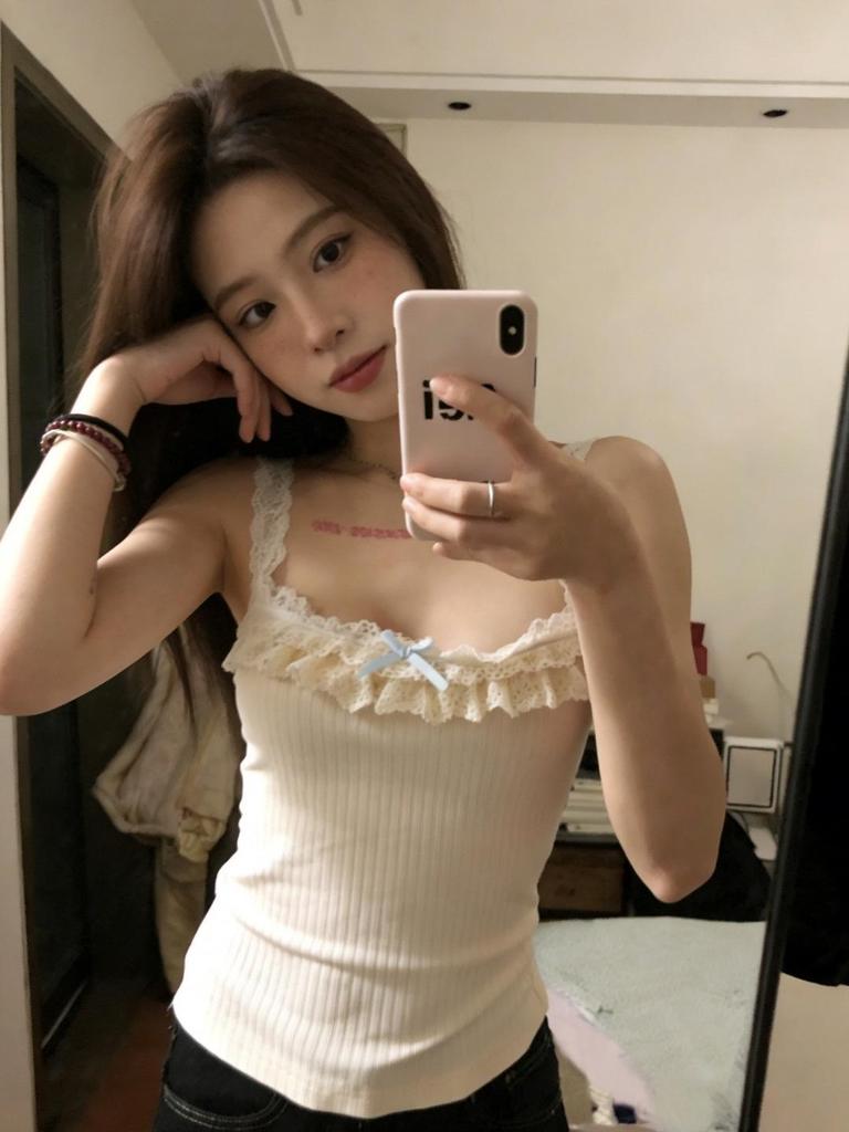 Stylish Lace Trim Camisole: Korean Slim Fit for Women, Perfect for Summer Layering or Outerwear.