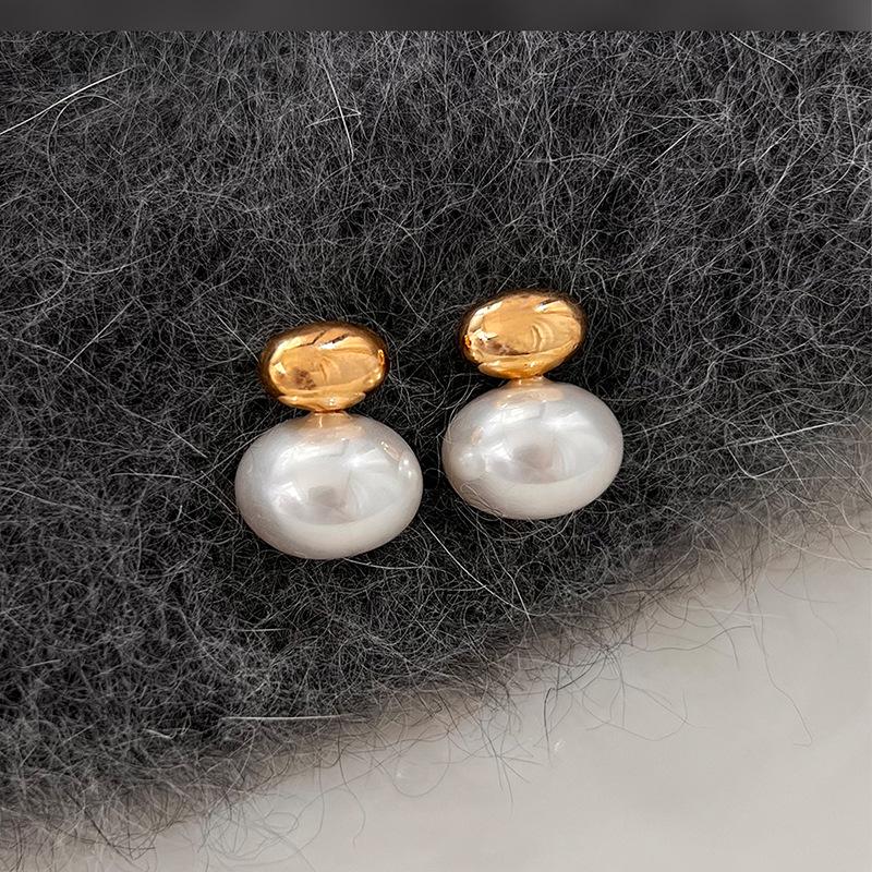Gold Flat Round Pearl Stud Earrings - Light Luxury High-End Fashion Design for Women