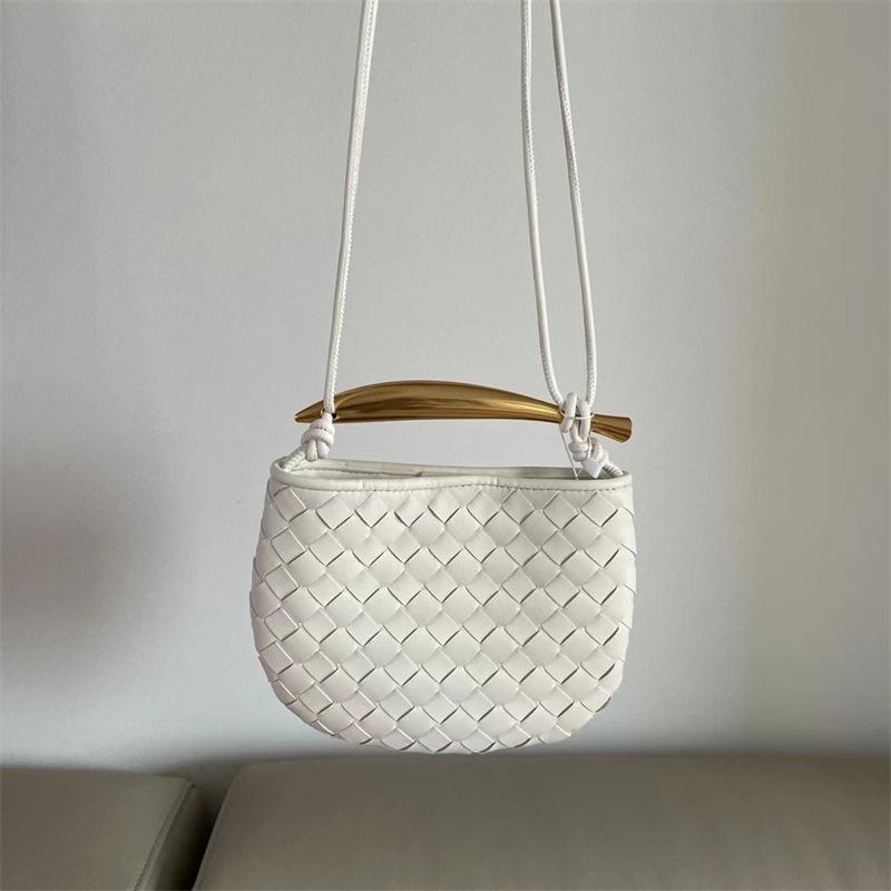 

Плетеная сумка Сумка сардина Новая сумка из коровьей кожи Niche Design Metal Half Moon Tooth Handbag 20x2.5x12cm белый