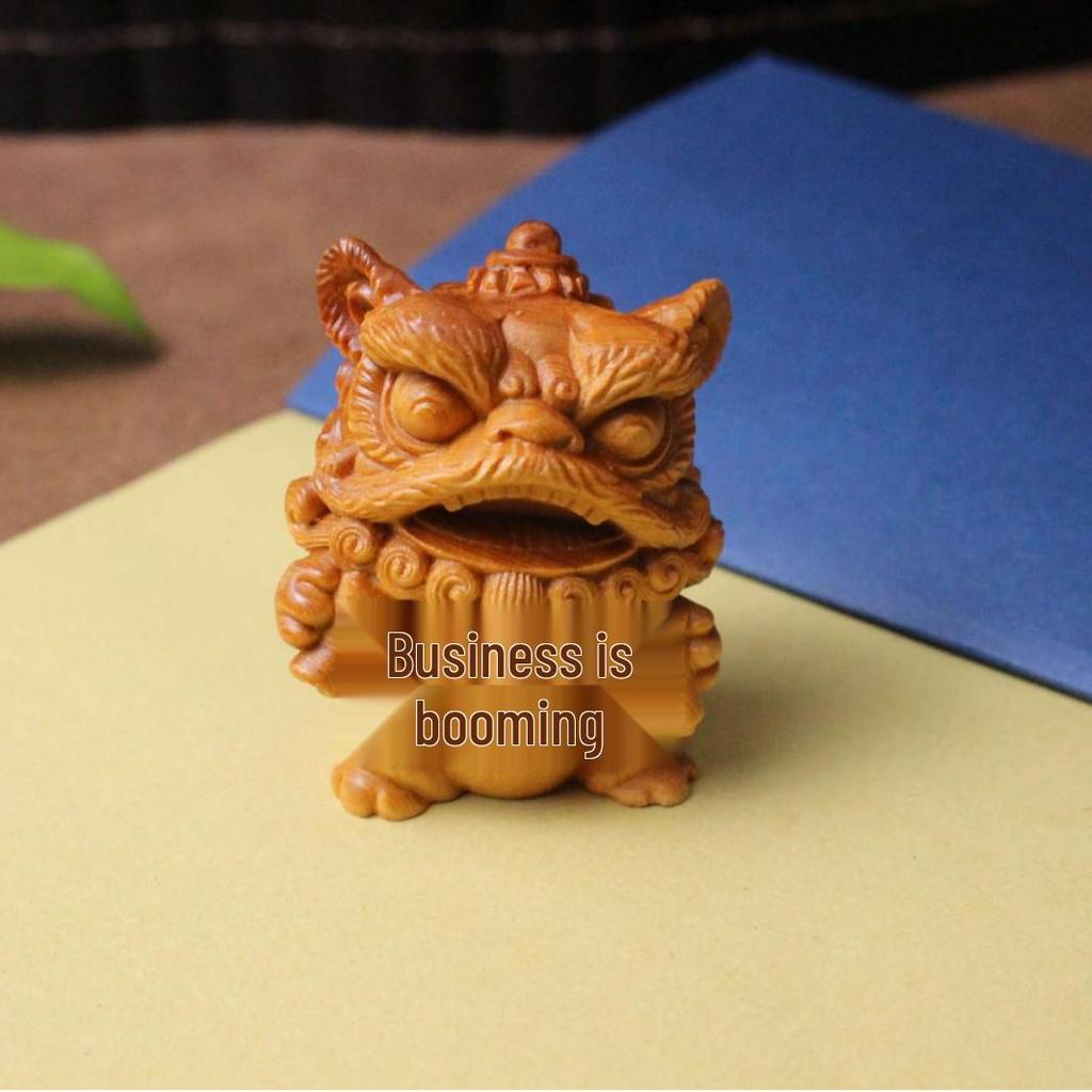 Rzeźba z drewna cyprysowego: Lwia Ozdoba Biurkowa na Szczęście - Kreatywny Prezent Urodzinowy