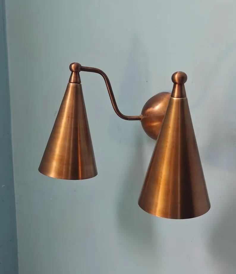 Para mosiężnych kinkietów ściennych: Lampy stożkowe wtykowe w stylu mid-century modern