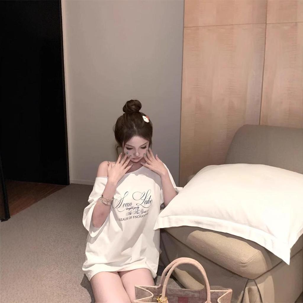 Dámské letní bílé tričko s potiskem písmen mimo rameno