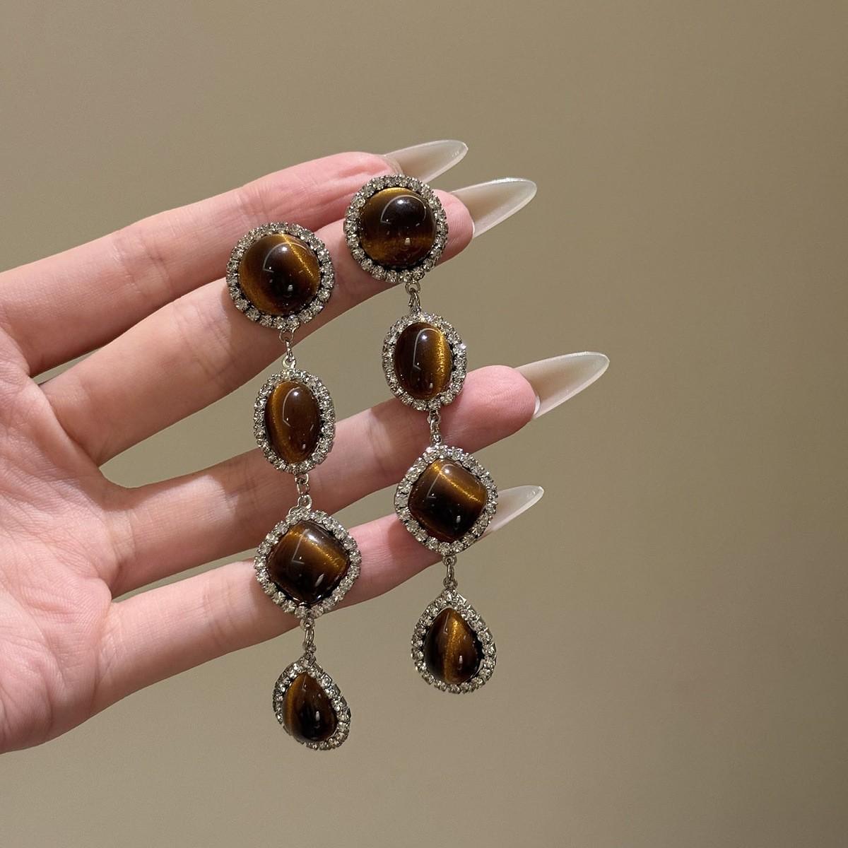 

Винтажные серьги-пусеты с тигровым глазом: Женский нишевый дизайн для осени/зимы, подчеркивающий форму лица для круглого/квадратного типа