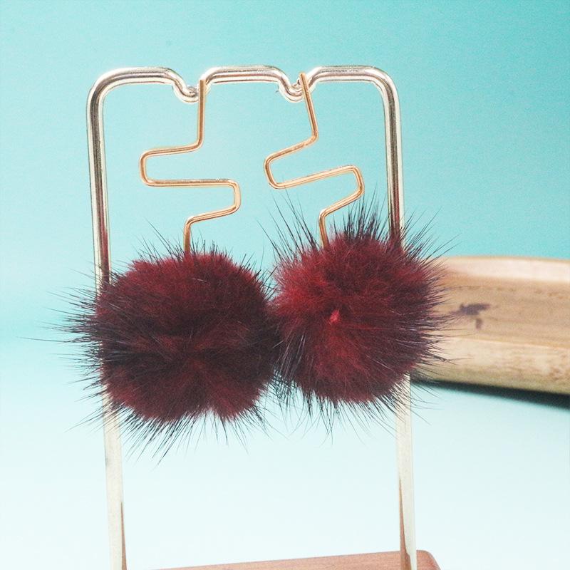 A pair of cute furballs, fashionable stud earrings, atmospheric, retro, elegant, simple autumn and winter models